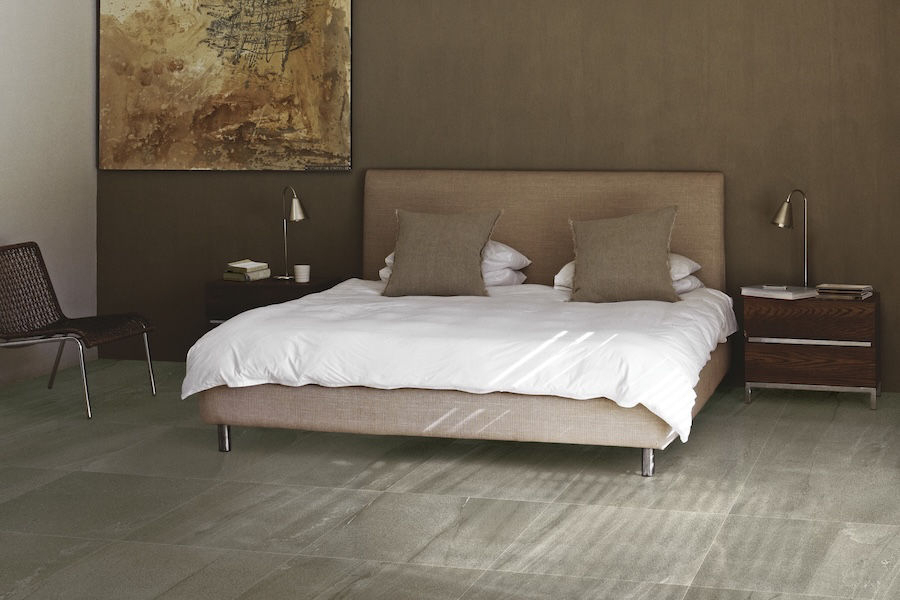 Ložnice s dlažbou v designu kamene Pietra di Basalto od Iris