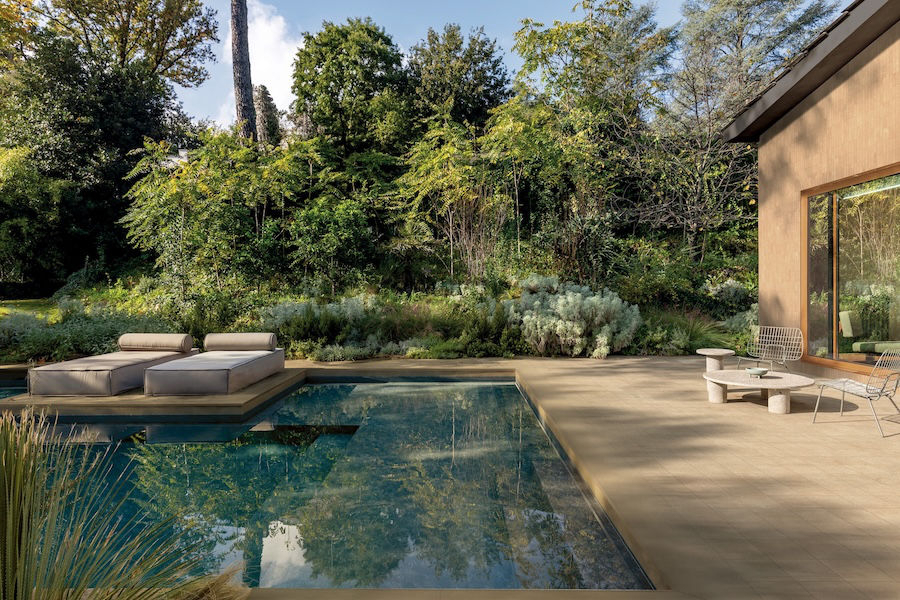 Exteriér s keramickou dlažbou SensiTerre od Florim