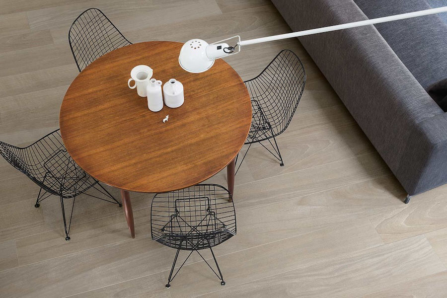 Interiér s keramickou dlažbou v designu dřeva Wooden Tile