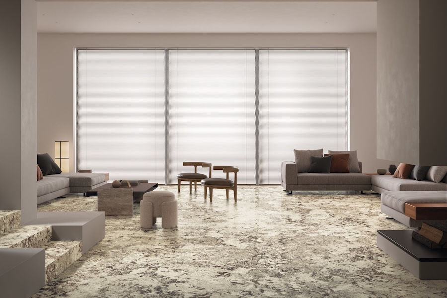 Dlažba v designu žuly Alaska White Maxfine od FMG v obývacím pokoji