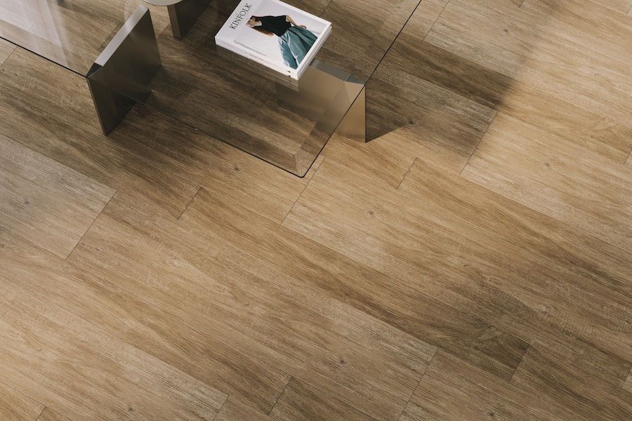 Dlažba v designu dřeva E-wood od Iris v obývacím pokoji