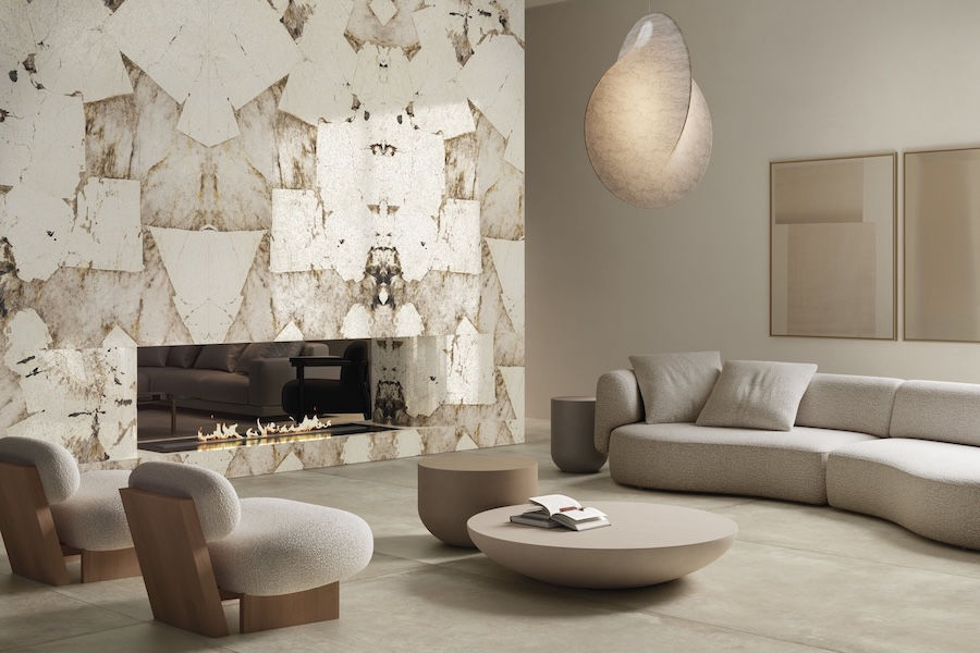 Obložení krbu dlažbou Marmi Maxfine od FMG v obývacím pokoji