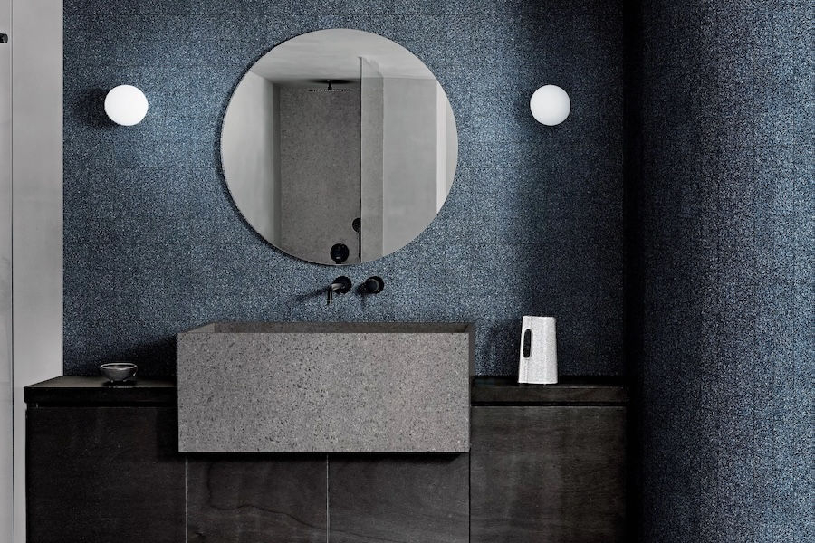 Koupelna s obkladem SensiEtna od Florim v podmanivém designu Bugnato Blu