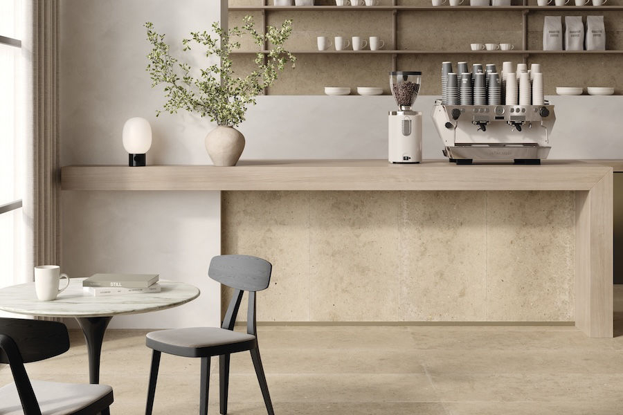 Kavárna s dlažbou a obkladem Whole Stone od Iris v hřejivém odstínu Stone Sand