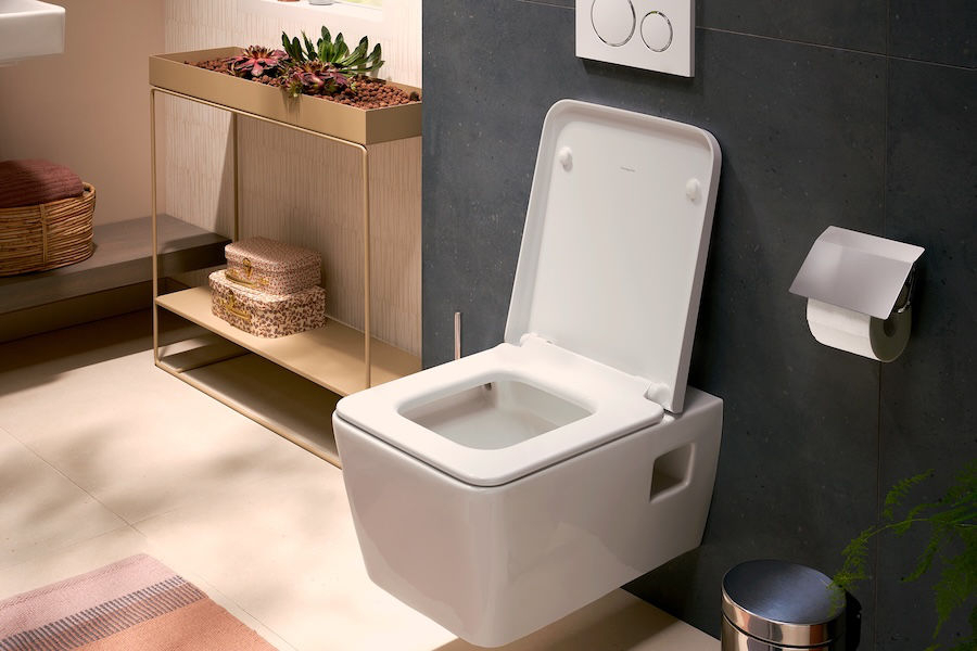 Koupelna s bezokrajovou toaletou EluPura Original od Hansgrohe