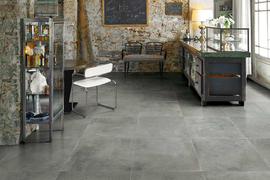 Dlažba Maps of Cerim ve stylové retro kavárně