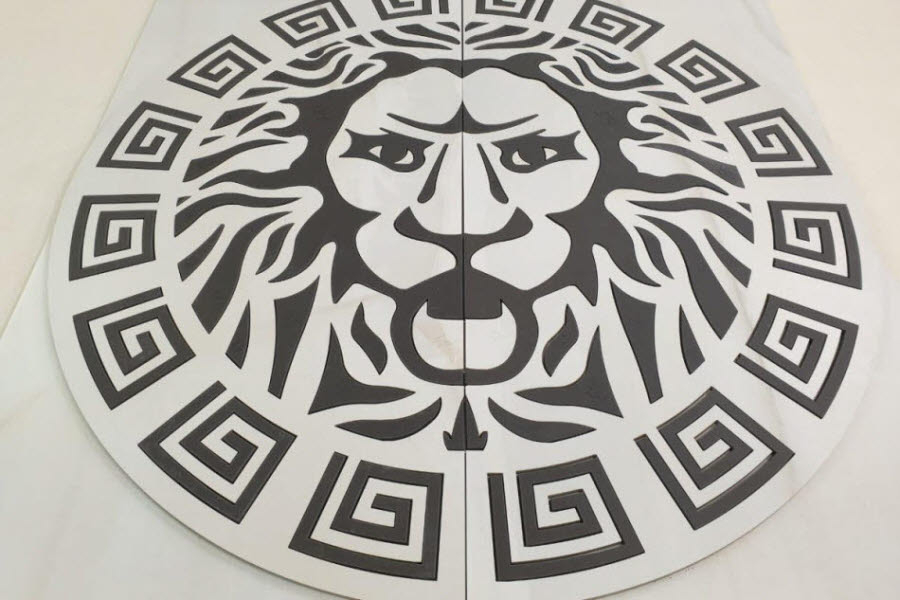 Logo lva z keramické dlažby na dno bazénu ve wellnessu