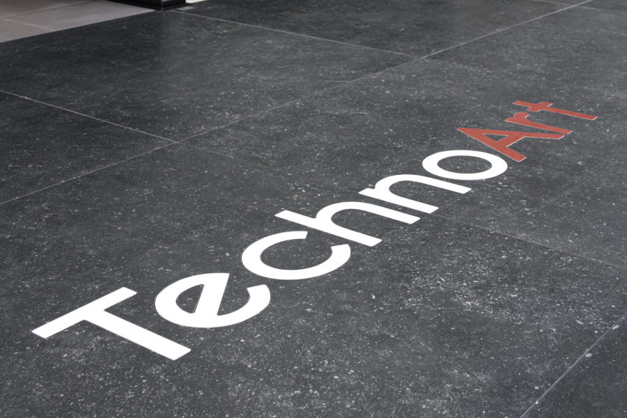 Logo TechnoArt z dlažby na vzorkovně v Bratislavě