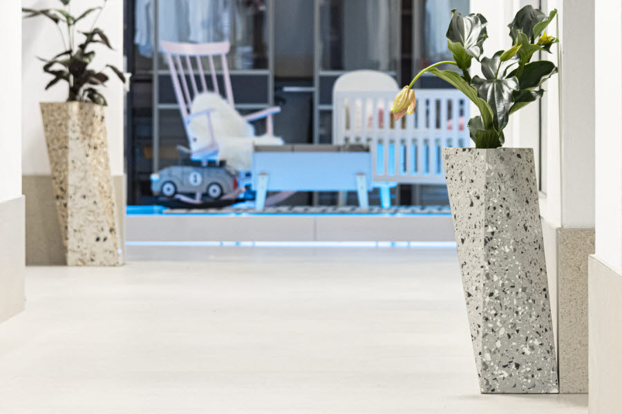 Námi vyrobené květináče z dlažby Venice Villa