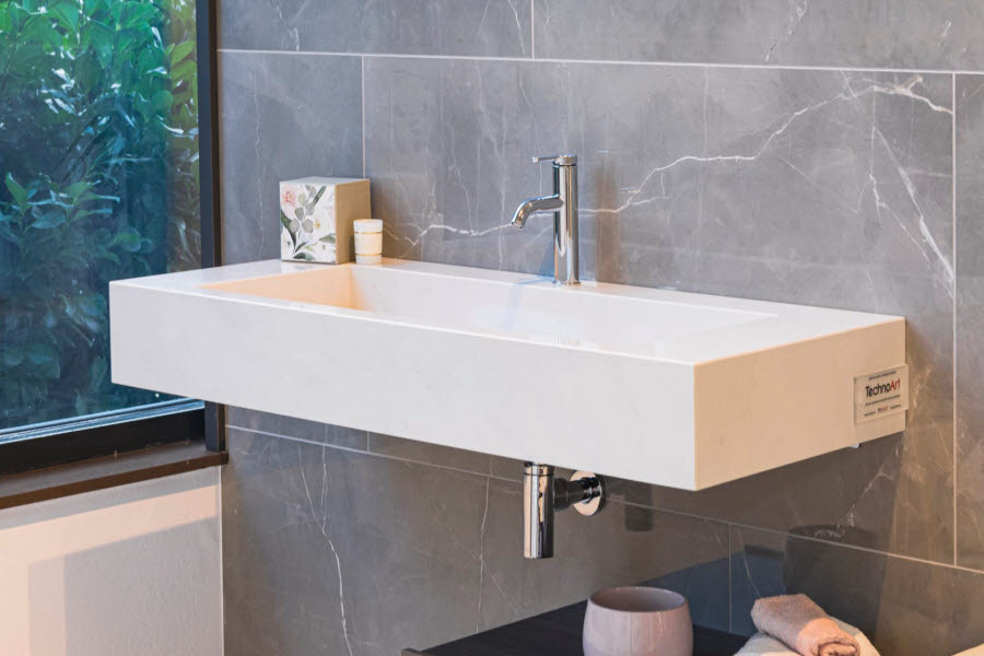 Umyvadlo na míru ze slinuté keramické dlažby z naší výroby