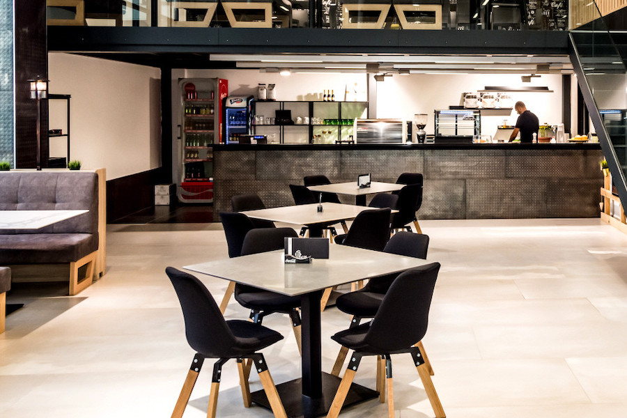 Jídelní stoly z dlažby pro kavárnu The Living Coffee v Bratislavě