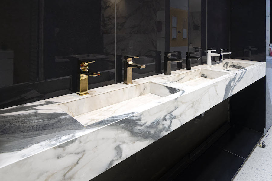 Bílé umyvadlo Milano Piu - Triplo ve slovenském showroomu ProCeram