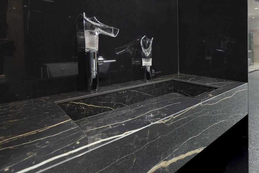 Umyvadlo Genova se zlatou žílou z naší výroby