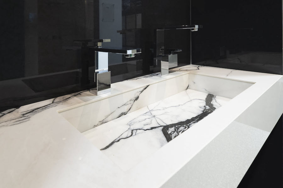 Bílé umyvadlo Genova s černou žílou vyrobené v TechnoArtu