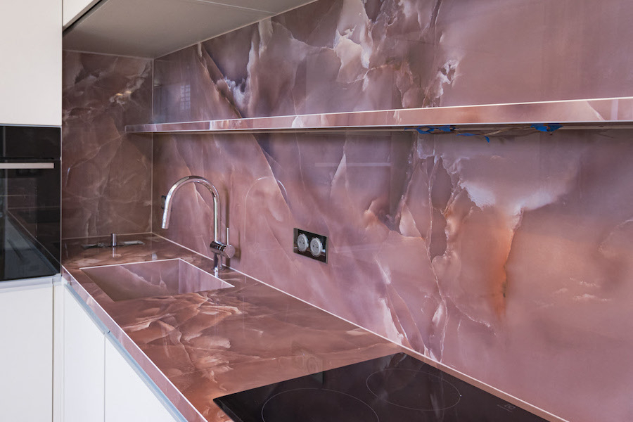 Kuchyňská deska a obklad Onice Malaga