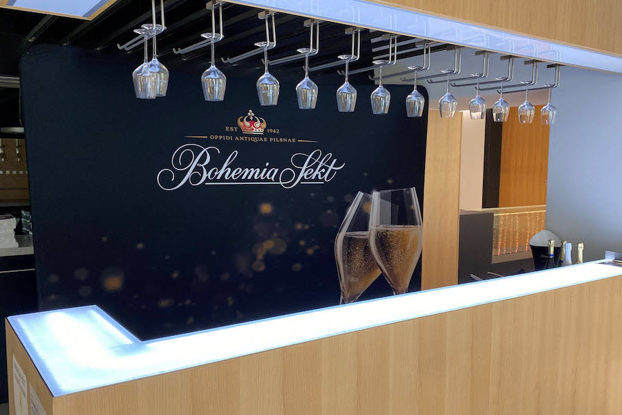 Recepční a barový pult ve vzorkové prodejně Bohemia Sekt