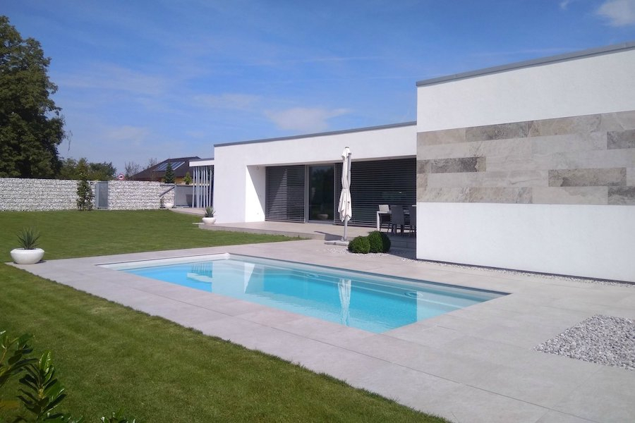 Lem bazénu a tvarovky pro dům na okraji Prahy