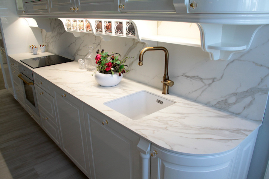 Bílá kuchyňská deska z dlažby z naší výroby