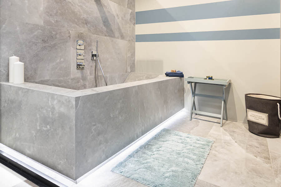 Atypická vana a umyvadlo na bratislavské vzorkovně