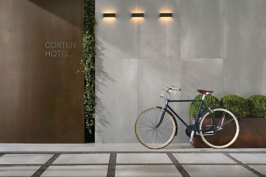 Dlažba Italgraniti Metaline ve venkovních prostorách hotelu