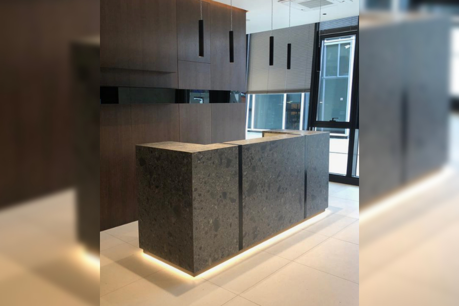 Recepční pult v estetické klinice v Praze