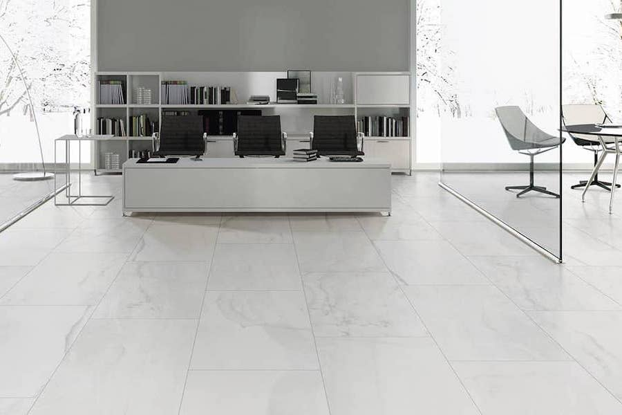 Kancelář s dlažbou ze série FMG Onice