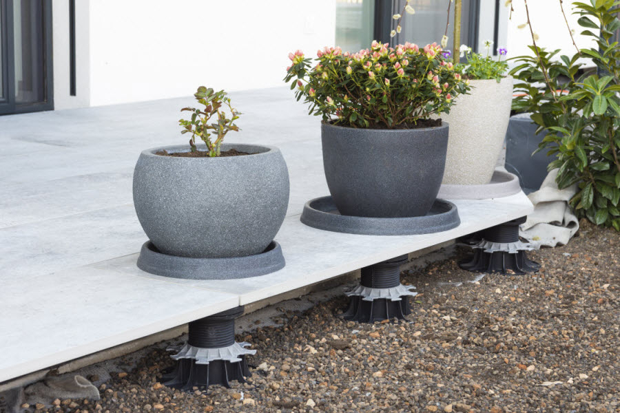 Venkovní terasa La Roche di Rex - pokládka na stavitelné terče