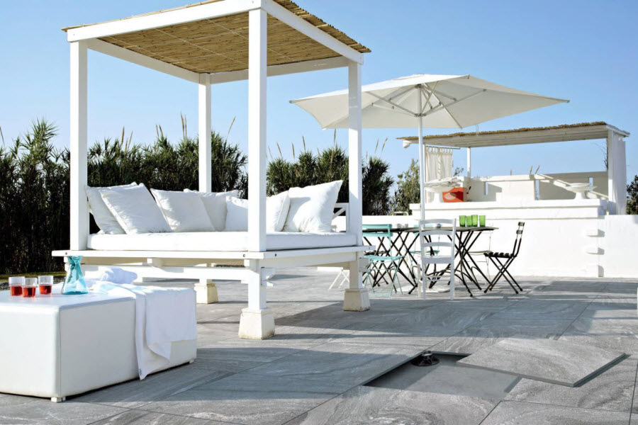 Dlažba Tech#2 na hotelové terase - pokládka na stavitelné terče