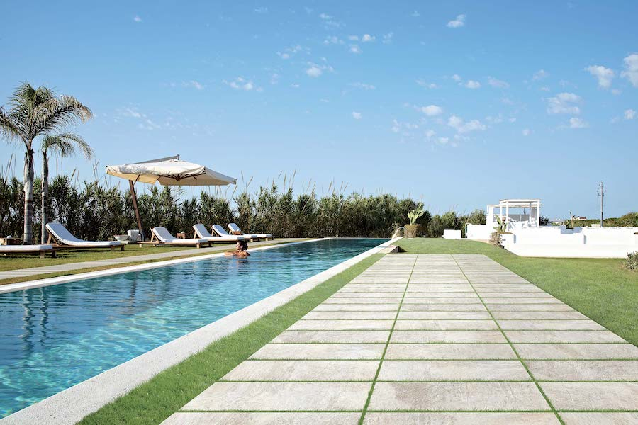 Dlažba ze série Walks/1.0 od Florim k bazénu, do exteriéru i interiéru