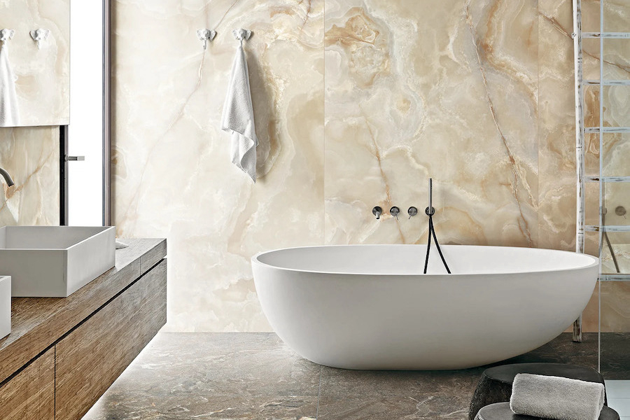 Koupelna z velkoformátové dlažby Onyx&More