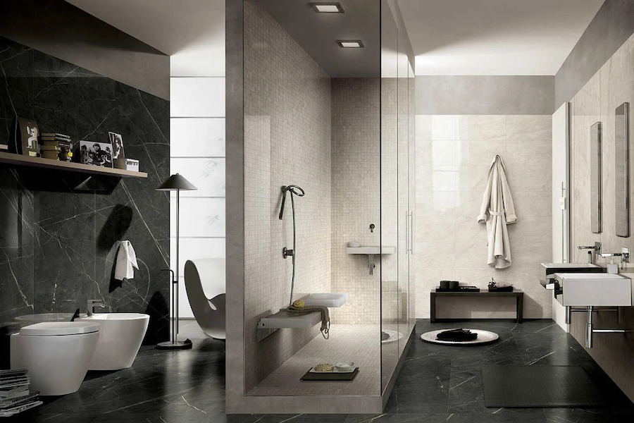 Koupelna s dlažbou a obkladem ze série Antique Marble