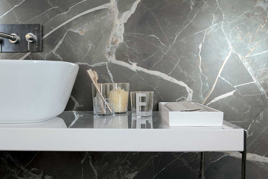 Koupelna s dlažbou a obkladem ze série Stones&More 2.0