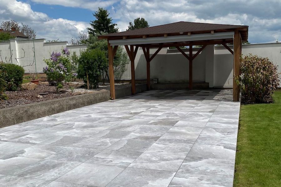 Terasa z dvoucentimetrové dlažby Rock Salt od výrobce Cerim