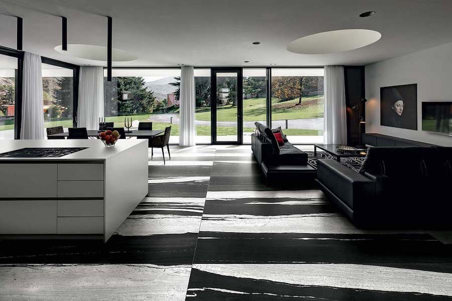 B&W Marble v kuchyni a obývacím pokoji