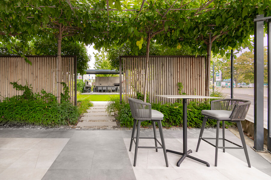 Exteriérová dlažba od Ermes Aurelia v zahradě New Living Center v Bratislavě