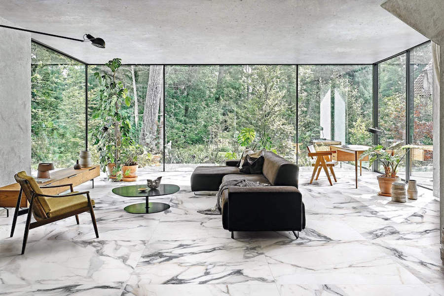 Obývací pokoj s mramorovou dlažbou Les Origines de Rex