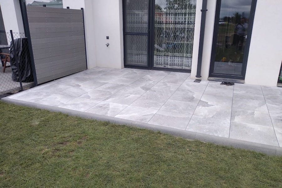 Venkovní terasa z dvoucentimetrové dlažby Rock Salt