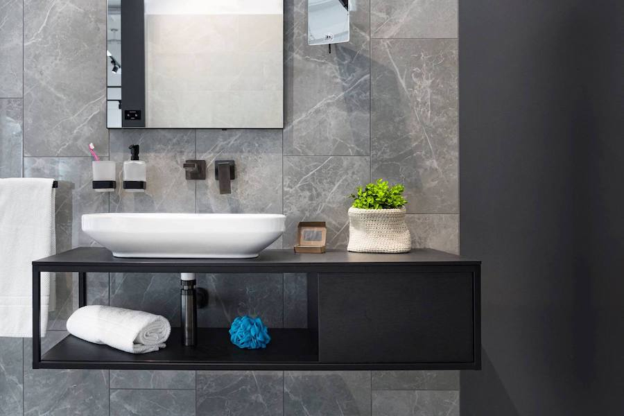 Vzorová koupelna s obklady Elemental Stone a Crayons of Cerim