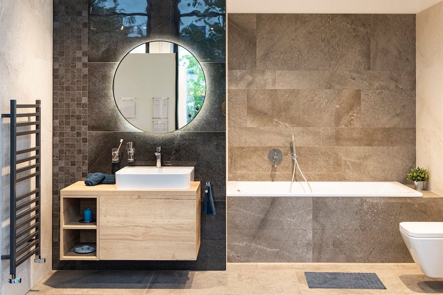 Stylová koupelna z keramické dlažby FMG Blast