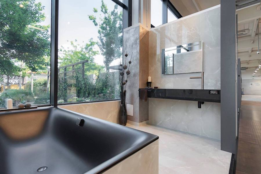 Koupelna ze série Exalt of Cerim a atypické umyvadlo Florence