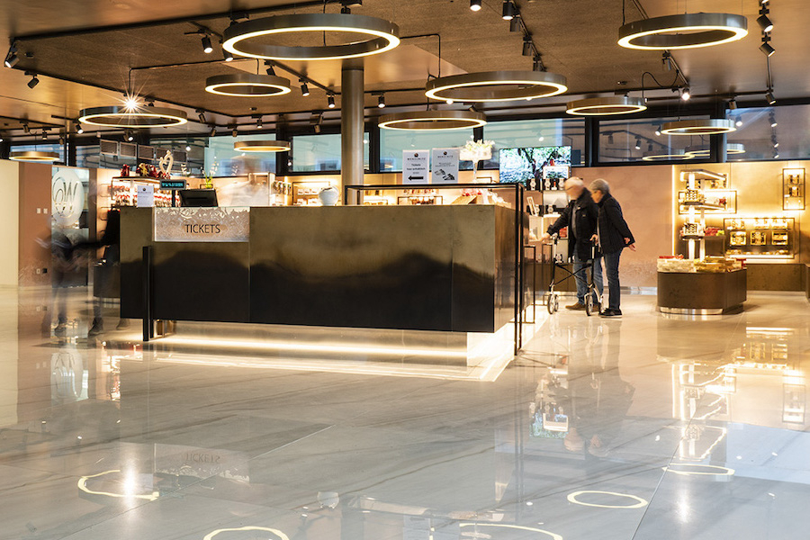 Elegantní dlažba z kolekce Marmi Maxfine v pralinkovém světě Wenschitz