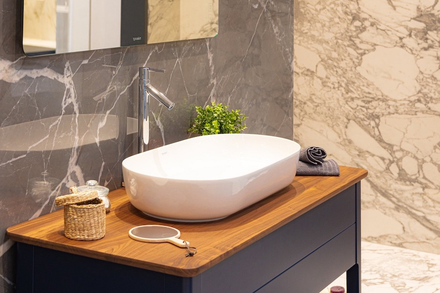 Kombinace designů série Stones&More od Casa dolce casa v koupelně