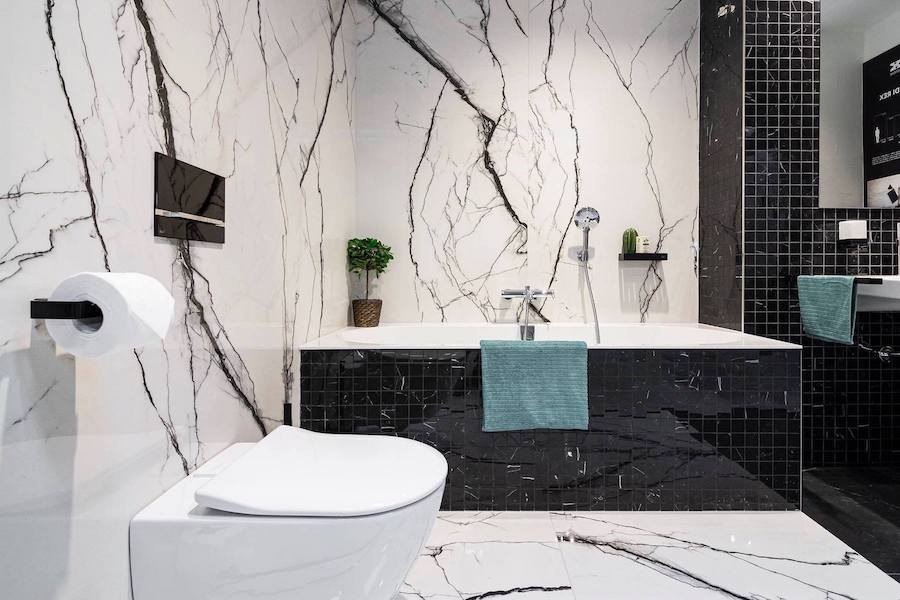 Koupelna s obkladem B&W Marble a mozaikou I Classici di Rex