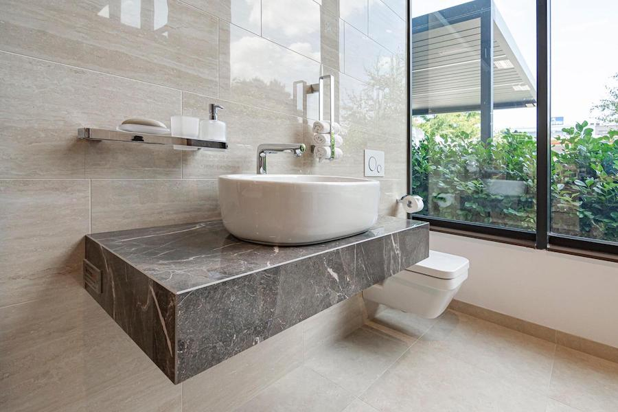 Umyvadlová deska na míru ze slinuté keramické dlažby