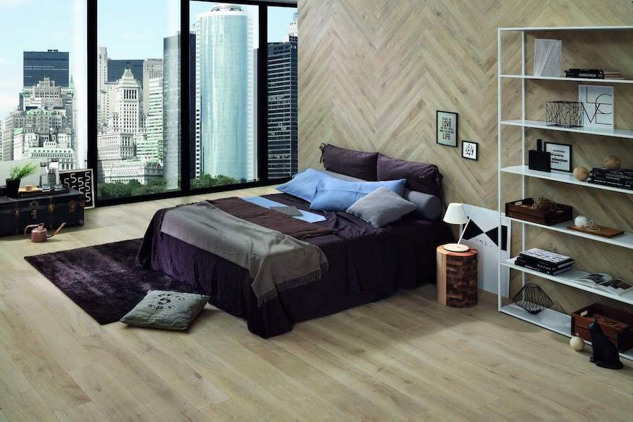 Ložnice s dlažbou Alnus v designu dřeva