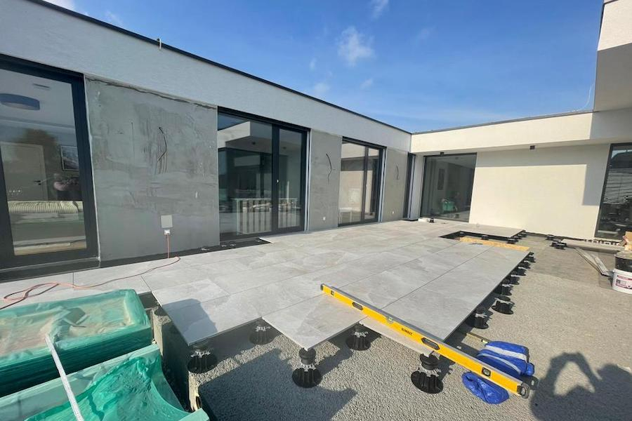 Terasa a bazén z dvoucentimetrové dlažby Rock Salt