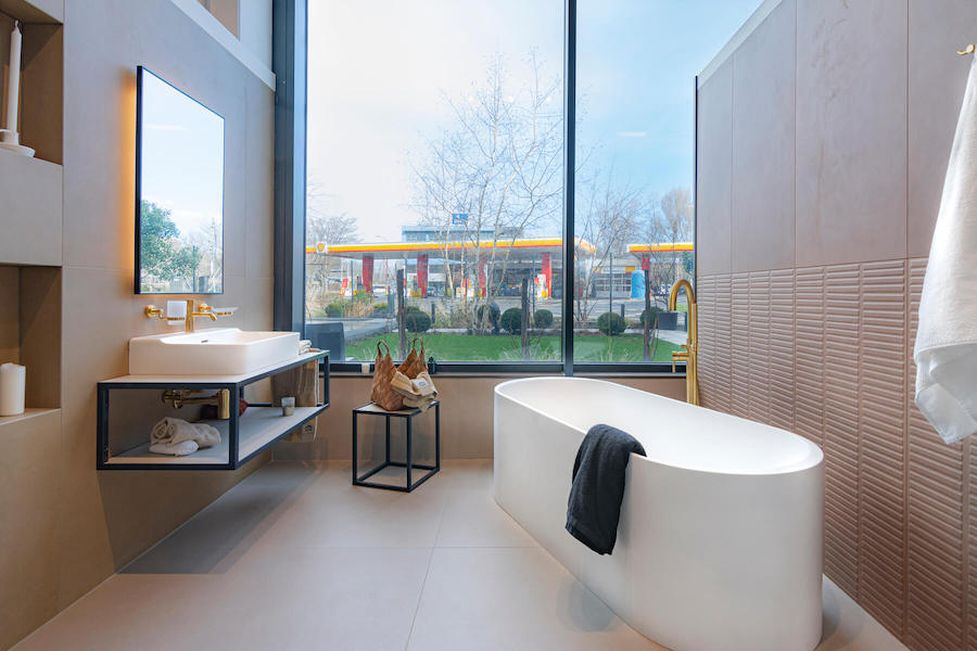 Koupelna s obkladem a dlažbou Terre v zemitých odstínech