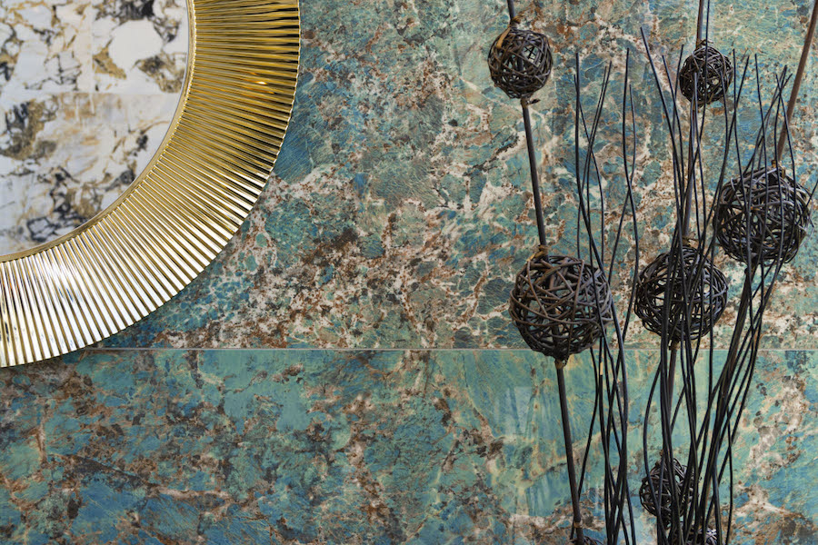 Obklad Étoile de Rex s umyvadlem a zlatým zrcadlem Laufen Kartell