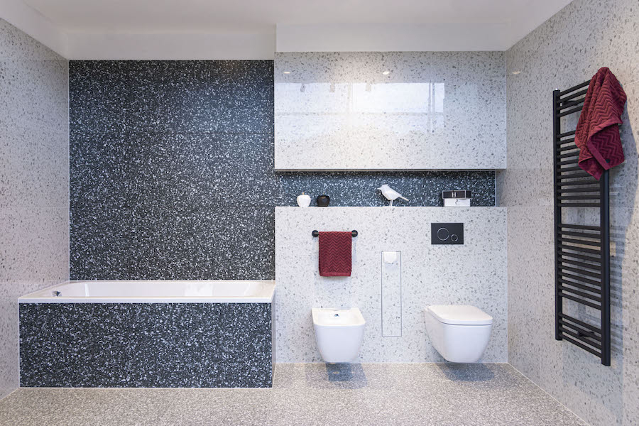 Koupelna s keramickou dlažbou Le Veneziane a sanitární keramikou