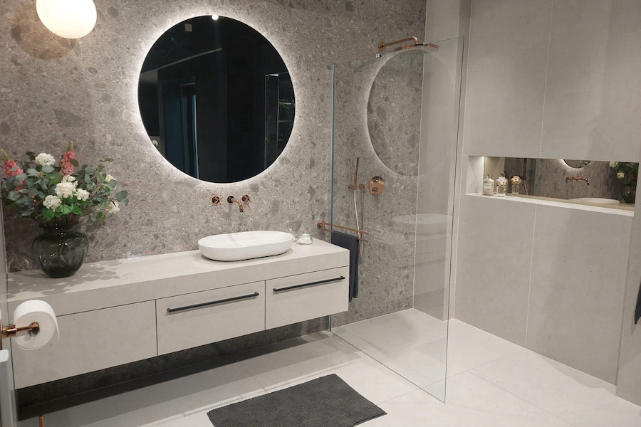 Koupelnová kóje s velkoformátovým obkladem ze série Silver Grain